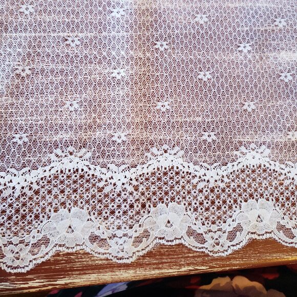 Vintage Leaver lace - 10" Wide x 5 Yards - Diamond, Floral, Scalloped - Picture 2 of 5